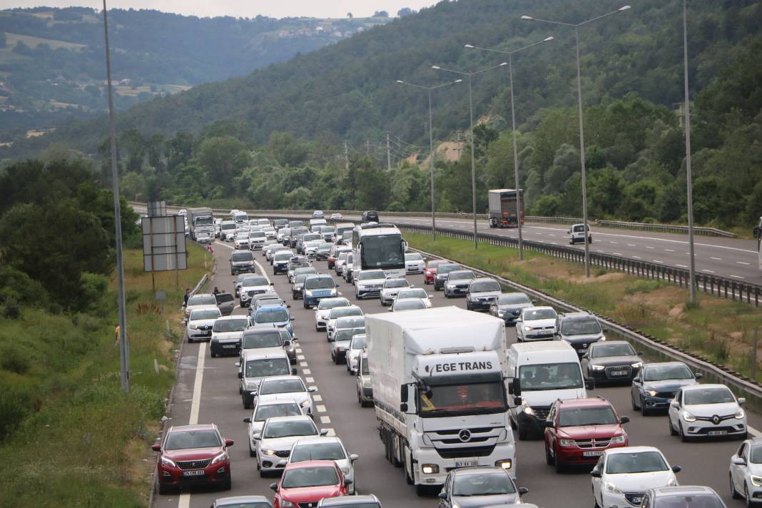 Bolu geçişi resmen kilit! Tatilciler yola çıktı. Her geçen dakika artıyor - Resim: 1